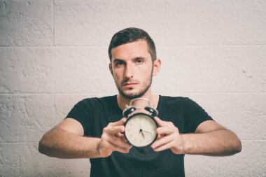 Stüdyoda poz veren adam