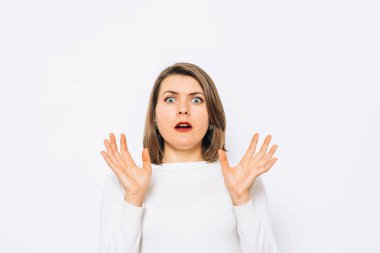 Kadın korkudan korkuyor.