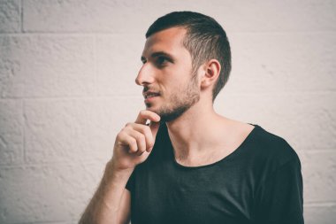 Stüdyoda poz veren adam