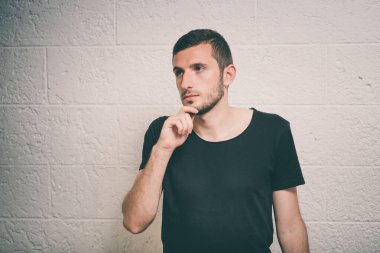 Stüdyoda poz veren adam