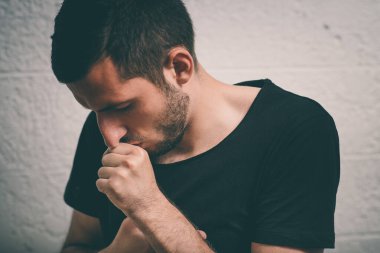 Stüdyoda poz veren adam