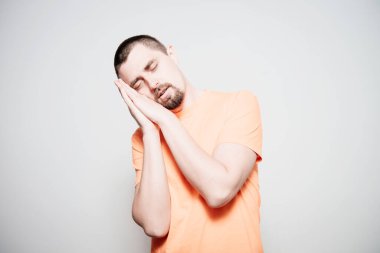 Uyu. Stüdyo geçmişine karşı adam