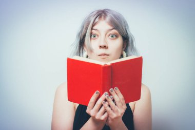 Stüdyo geçmişine karşı kitabı olan kadın.