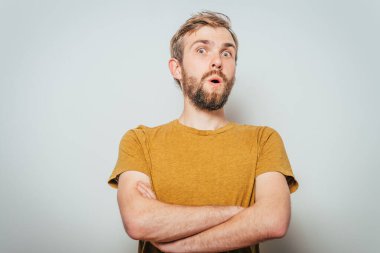 Kollarını kavuşturmuş bir adamın portresi.