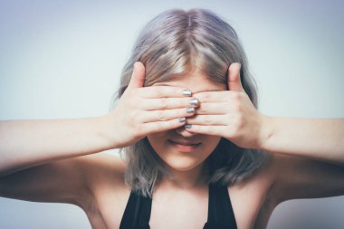  Kadın elini yüzünü kapatıyor.