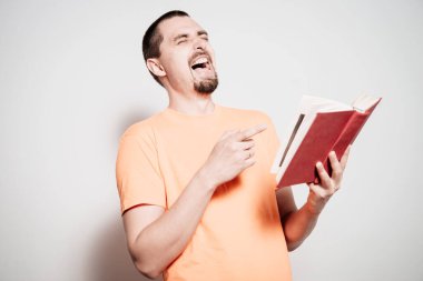 Elinde kitap olan adam.
