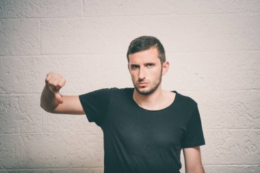 Adam baş parmak hareketi gösteriyor.