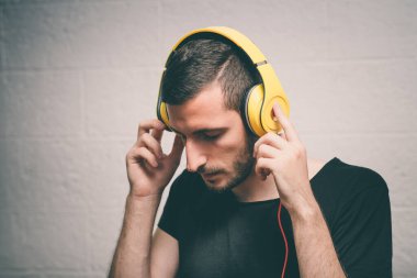 Stüdyoda poz veren adam