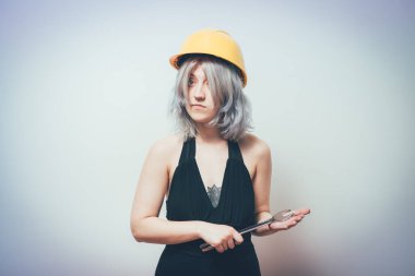 Sarı kasklı, anahtarlı bir kız.