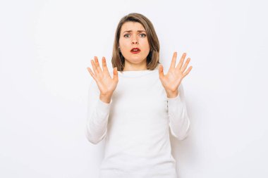 Kadın korkudan korkuyor.