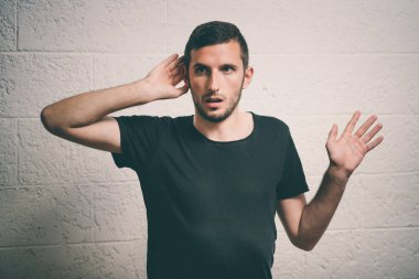 Kulak misafiri olur, dinlemeye çalışır..