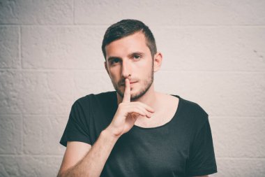 Adam parmağını onun dudaklarına koydu.