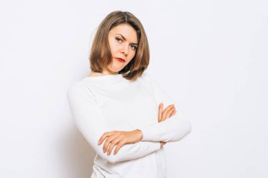 Kollarını kavuşturmuş bir kadının portresi.