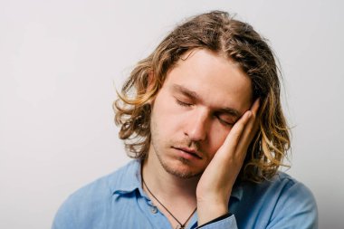 Stüdyo arka plandaki adam