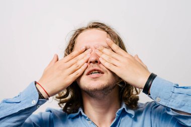 Erkekler gözlerini onun elleriyle kapatır.