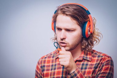 Stüdyo arka plandaki adam