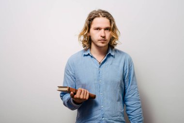 Elinde kitap olan adam.