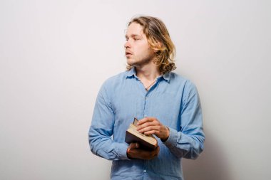 Elinde kitap olan adam.