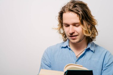 Elinde kitap olan adam.