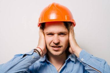 Stüdyo arka plandaki adam