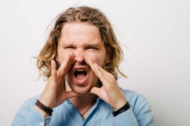 Stüdyo arka plandaki adam