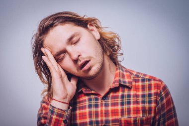 Stüdyo arka plandaki adam