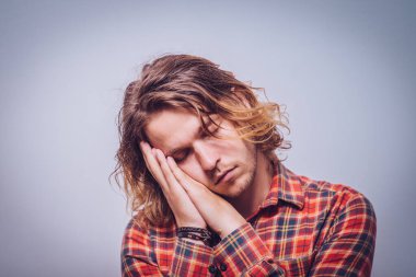 Stüdyo arka plandaki adam