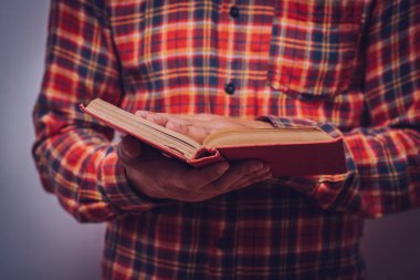 Elinde kitap olan adam.