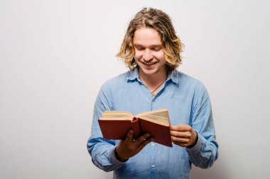 Elinde kitap olan adam.