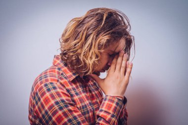 Stüdyo arka plandaki adam