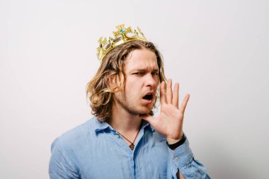 Stüdyo arka plandaki adam