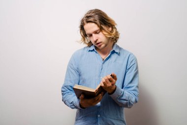 Elinde kitap olan adam.