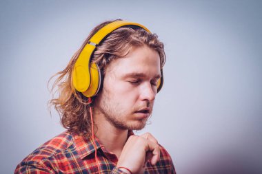 Stüdyo arka plandaki adam