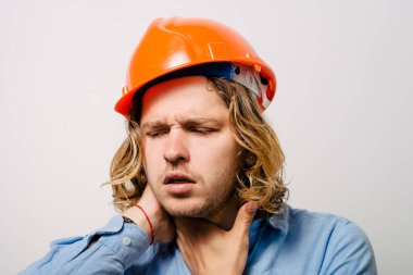 Stüdyo arka plandaki adam