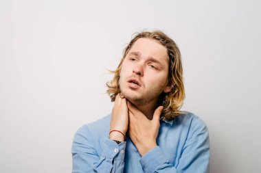 Stüdyo arka plandaki adam