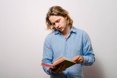 Elinde kitap olan adam.