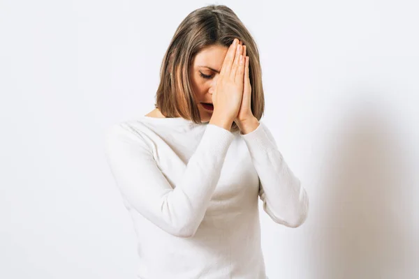 Frau Posiert Studio — Stockfoto