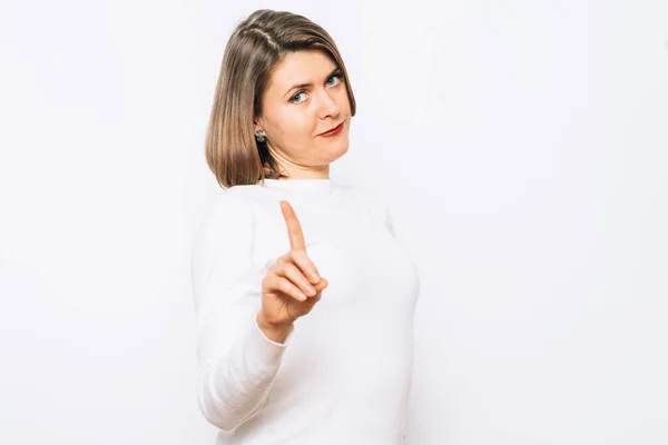 Retrato Estúdio Uma Menina Bonita Apontando Para Câmera — Fotografia de Stock