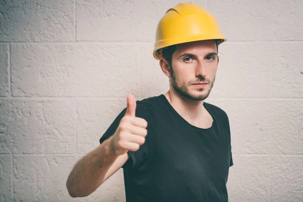 Homem Com Capacete Mostra — Fotografia de Stock