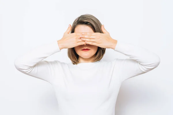 Mulher Fecha Olhos Com Mãos — Fotografia de Stock