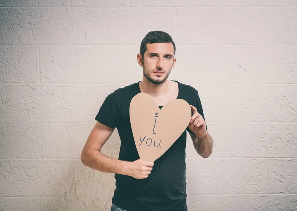 Elinde Büyük Bir Kağıt Kalp Tutan Genç Bir Adamın Portresi — Stok fotoğraf