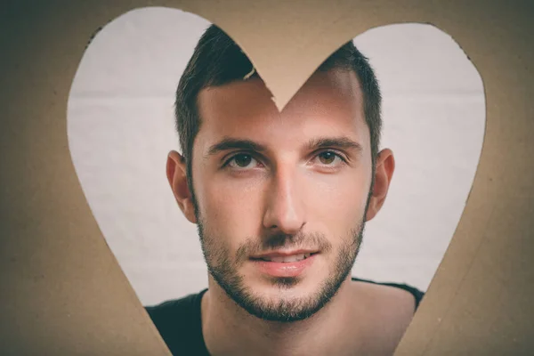 Elinde Büyük Bir Kağıt Kalp Tutan Genç Bir Adamın Portresi — Stok fotoğraf