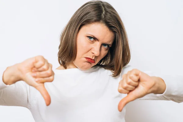 Frau Zeigt Daumen Nach Unten — Stockfoto