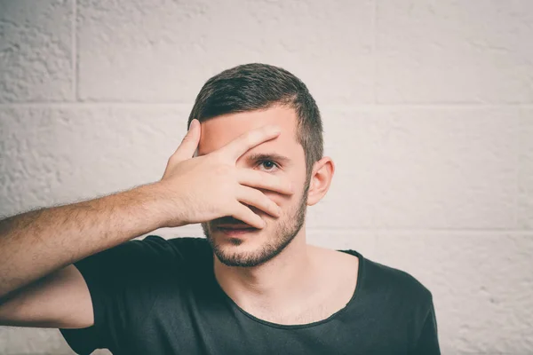 Hombre Cubre Cara Mano — Foto de Stock