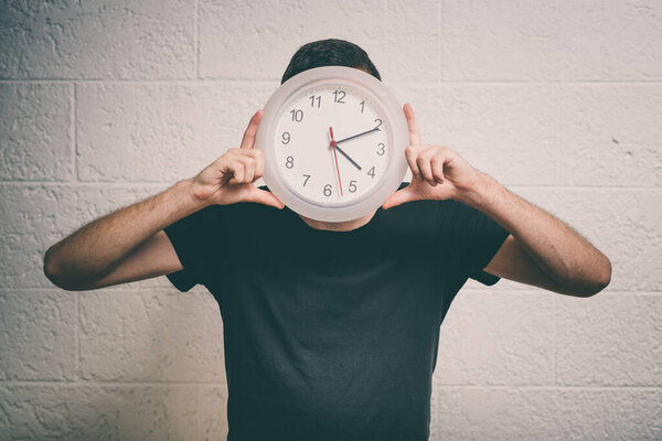 Человек, позирующий в студии
