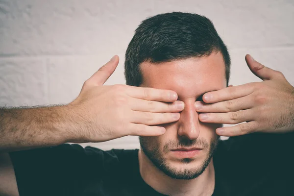 Muž Zavírá Oči Jejíma Rukama — Stock fotografie