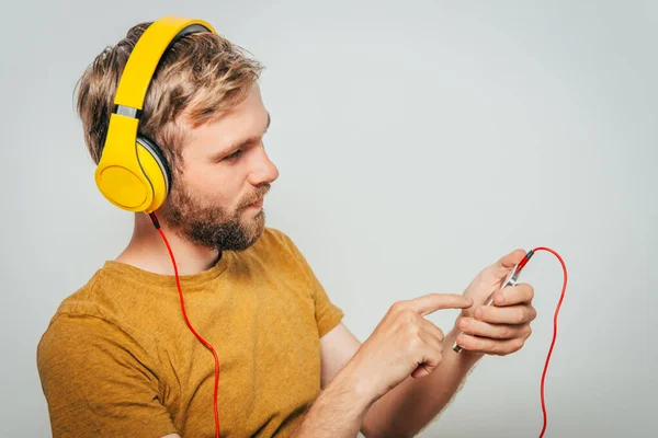 Man Med Hörlurar Mot Studio Bakgrund — Stockfoto