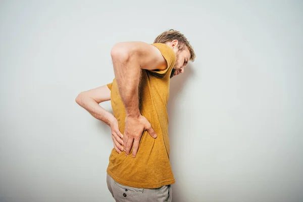 Homem Com Dor Nas Costas Contra Fundo Estúdio — Fotografia de Stock