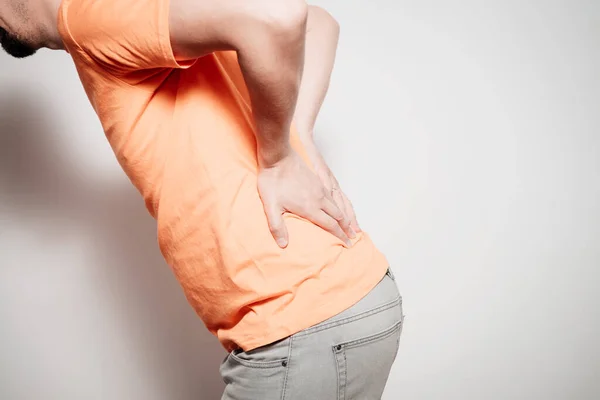 Hombre Con Dolor Espalda Contra Fondo Estudio —  Fotos de Stock