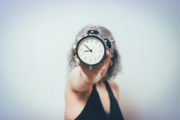 Relógio Mulher Contra Fundo Estúdio — Fotografia de Stock